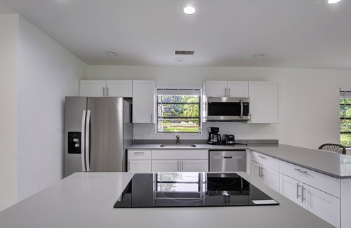 Highland Garden House | Spacious house in Hollywood! With pool!