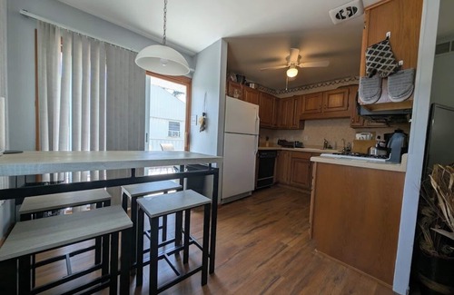 Milan House | Spacious house in Quads-Cities with 2 Living Areas Ideal for Mid-Term Stays