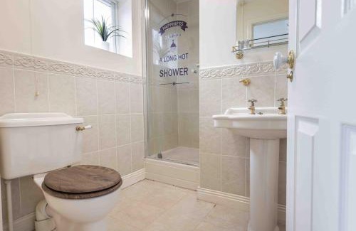 Shrewsbury Apartment | Spacious house in quiet cul-de-sac near to Hospital