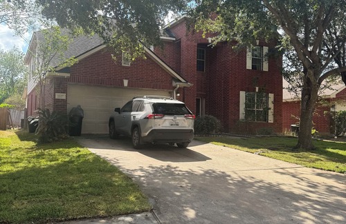 Houston House | Spacious house in superb Houston with AC, fitness room, WiFi