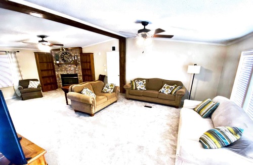 Kingston House | Spacious house just walking distance to the beach