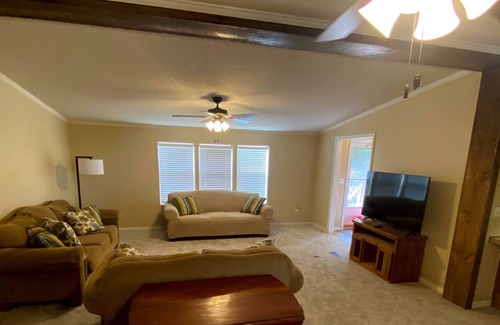 Kingston House | Spacious house just walking distance to the beach