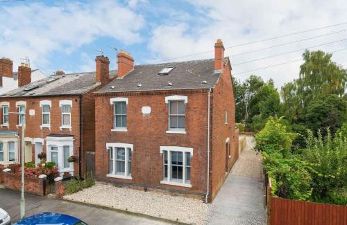 Gloucester House | Spacious House Private Parking & Garden