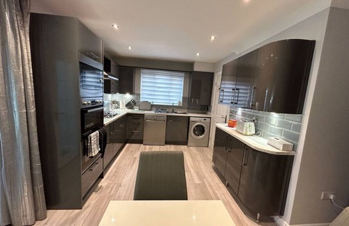 Crewe House | Spacious House To Accommodate 6