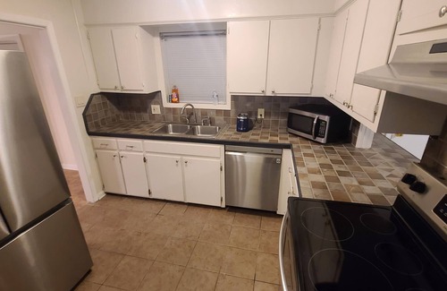 Zachary House | Spacious House w/Jacuzzi Tub