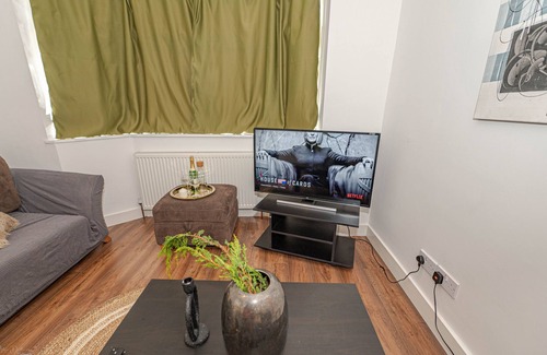 Greenwich House | Spacious house with 4 bedrooms and 2 bathrooms, perfect for big group