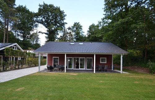 Municipality of Rhenen House | Spacious house with covered terrace, located on a holiday park in Rhenen