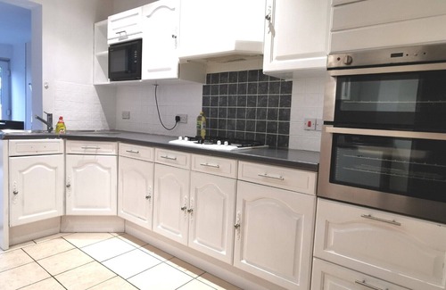 Havant House | Spacious House with Free Parking and Fully Equipped Kitchen