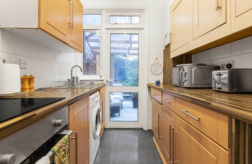 Tottenham Hale House | Spacious House with Garden | Pass the Keys