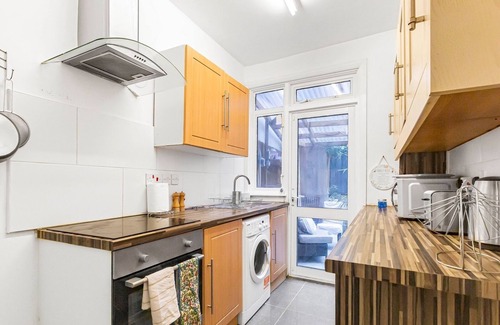 Tottenham Hale House | Spacious House with Garden | Pass the Keys