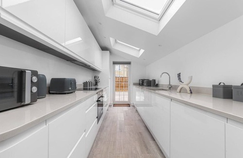 Merton Apartment | Spacious House with Garden