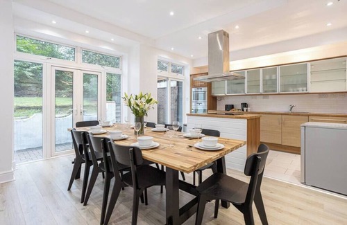 Manchester House | Spacious House with parking, near Heaton Park