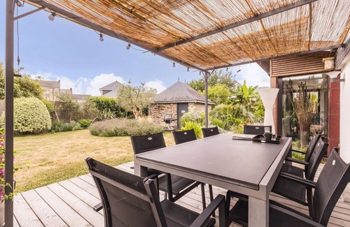 Nozay Cottage | Spacious house with heated pool, pets allowed