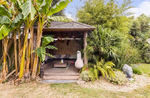 Nozay Cottage | Spacious house with heated pool, pets allowed