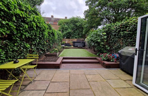 Larkhall House | Spacious House with Hot Tub, Gym, BBQ, Workspaces