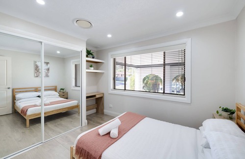 Wyongah House | Spacious House with Pool - 5 min walk to Lake