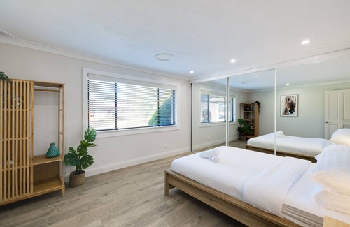 Wyongah House | Spacious House with Pool - 5 min walk to Lake