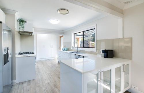Wyongah House | Spacious House with Pool - 5 min walk to Lake