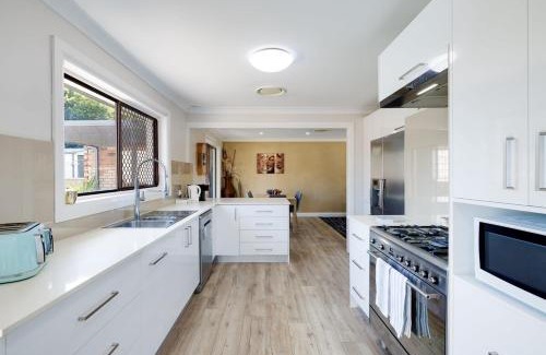Wyongah House | Spacious House with Pool - 5 min walk to Lake