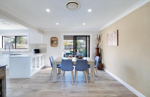 Wyongah House | Spacious House with Pool - 5 min walk to Lake