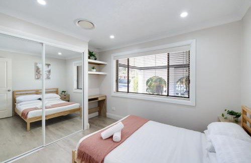 Wyongah House | Spacious House with Pool - 5 min walk to Lake