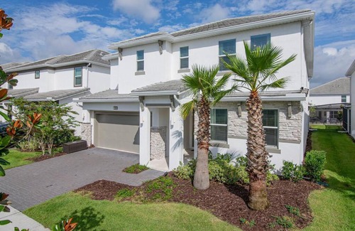 Kissimmee House | Spacious House with Pool and Jacuzzi close to Disney World!