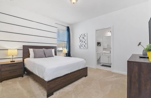 Kissimmee House | Spacious House with Pool and Jacuzzi close to Disney World!