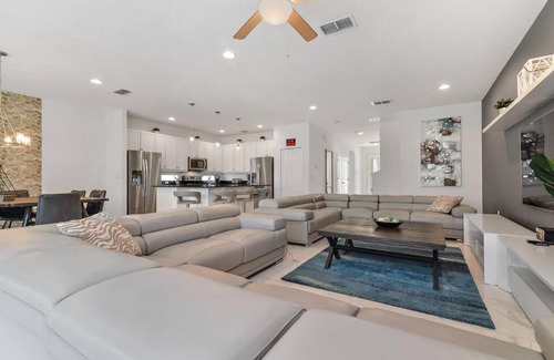 Kissimmee House | Spacious House with Pool and Jacuzzi close to Disney World!