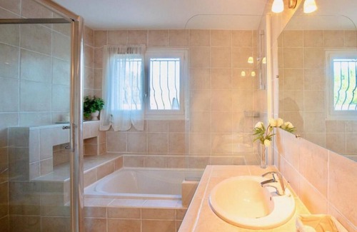 Trebes House | Spacious house with unoverlooked pool