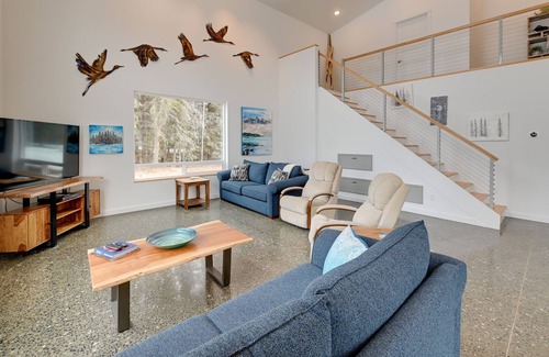 Kenai House | Spacious Kenai Getaway w/ Views - Walk to Beach!
