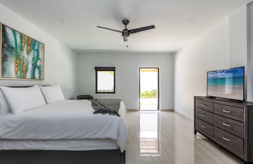 The Bight Hotel | Spacious King Bedroom – Kitchenette, Pool, Bikes, WiFi & Steps to Grace Bay