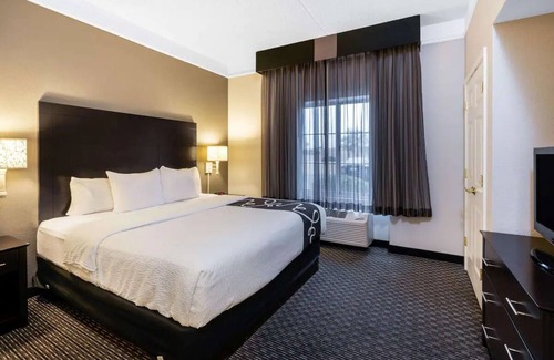 Superstition Springs Hotel | Spacious King Retreat at La Quinta Inn, Near Golf and Shopping Centers