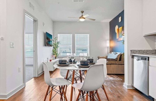 Bay Lake Apartment | Spacious King Retreat w/Gym, Pool. Close to Parks