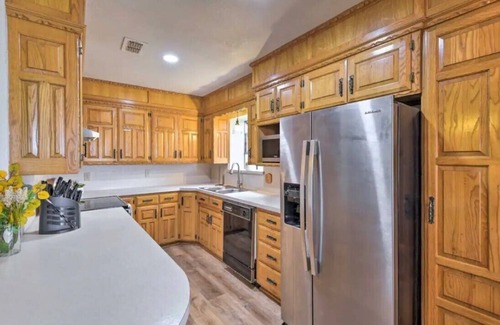 Lake Brownwood House | Spacious Lake Front House with Hot Tub and Grill