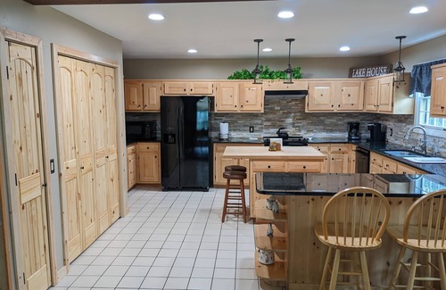 Seneca House | 😎 Spacious Lake Hartwell home with cozy cabin appeal, 15 mins to Clemson🐯 WiFi