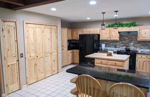 Seneca House | 😎 Spacious Lake Hartwell home with cozy cabin appeal, 15 mins to Clemson🐯 WiFi