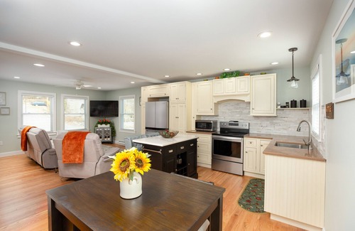 Colchester Cottage | Spacious Lake Hayward Cottage