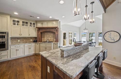 Lake Oconee House | Spacious Lake Home - Great Outdoor Living Spaces & Dock in Gated Golf Resort