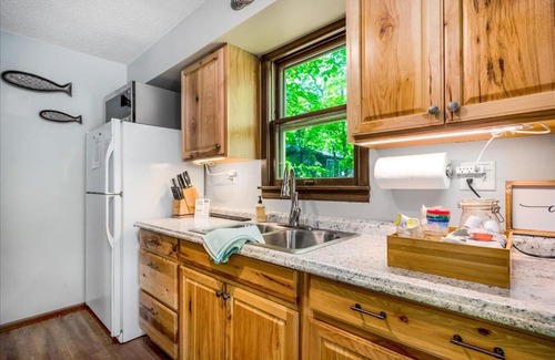 Almelund House | Spacious Lake House + Fast WIFI + Coffee Bar + Gorgeous Views!