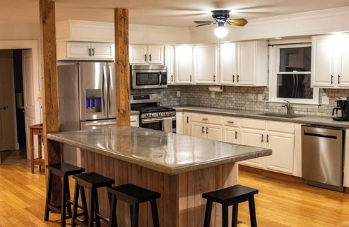 Eatonton House | Spacious Lake House for Family Fun with Hot Tub, Arcade, Pool Table and more