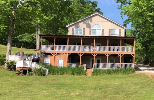 Eatonton House | Spacious Lake House for Family Fun with Hot Tub, Arcade, Pool Table and more