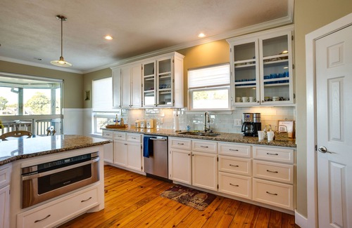 West Livingston House | Spacious Lake Livingston Home w/Decks & Fire Pit!
