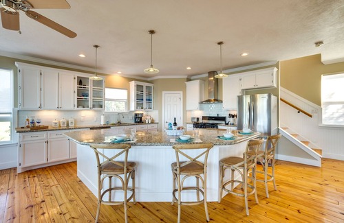 West Livingston House | Spacious Lake Livingston Home w/Decks & Fire Pit!