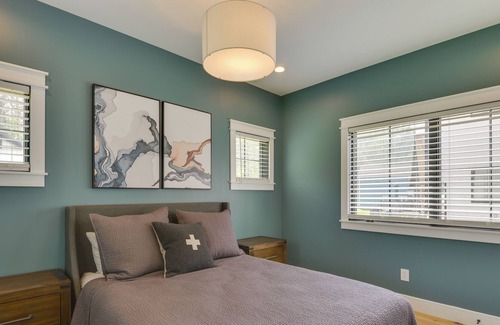 Henderson House | Spacious Lake Ontario Getaway: Steps to Beach!