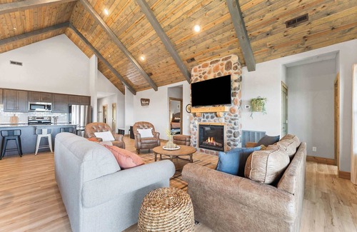 Table Rock Cabin | Spacious Lake View Cabin!