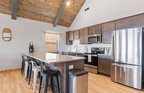 Table Rock Cabin | Spacious Lake View Cabin!