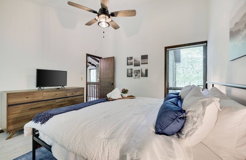 Gouldsboro Cabin | Spacious Lakefront 4 bedroom, 2 bath Mountain Retreat with Private Beach, Kayaks