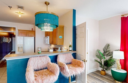 Huddleston Condo | Spacious lakefront condo w/shared pool, hot tub, tennis court, private balcony