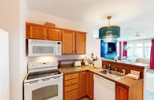 Huddleston Condo | Spacious lakefront condo w/shared pool, hot tub, tennis court, private balcony