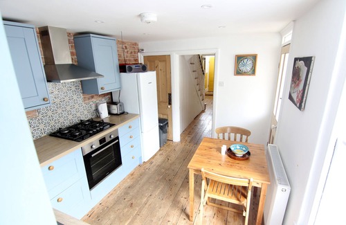 St Ives House | Spacious, light 4 bed house , near beaches. sunny courtyard, off-site parking